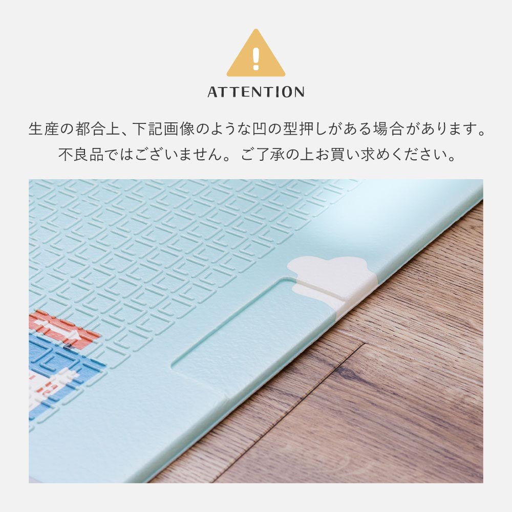 プレイマット表面に生産工程上生じる場合がある凹状の型押しの拡大と、不良品ではない旨の注意案内