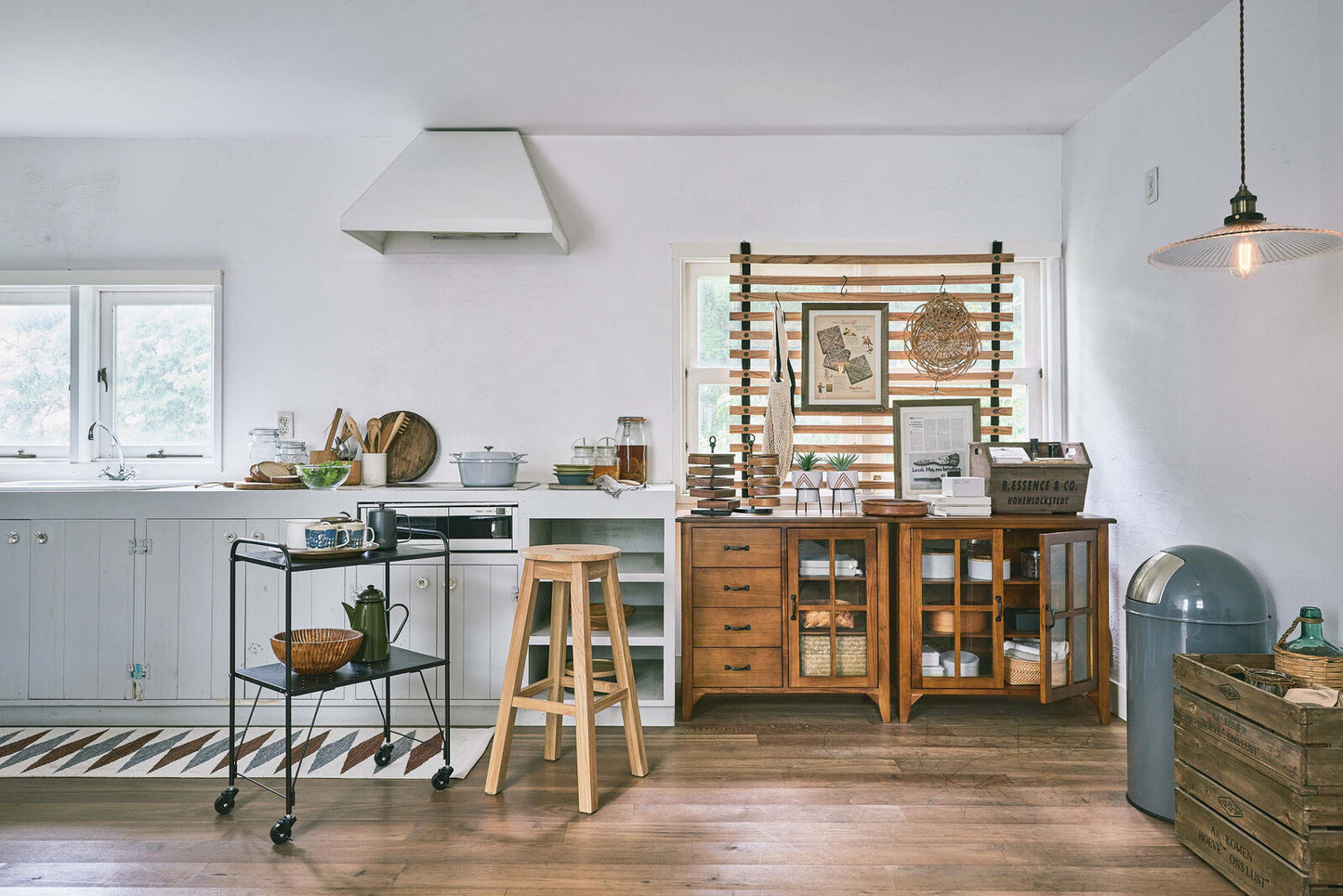 キャビネット 天然木 アンティーク スリム 省スペース 収納 扉付き 棚付き ガラス扉