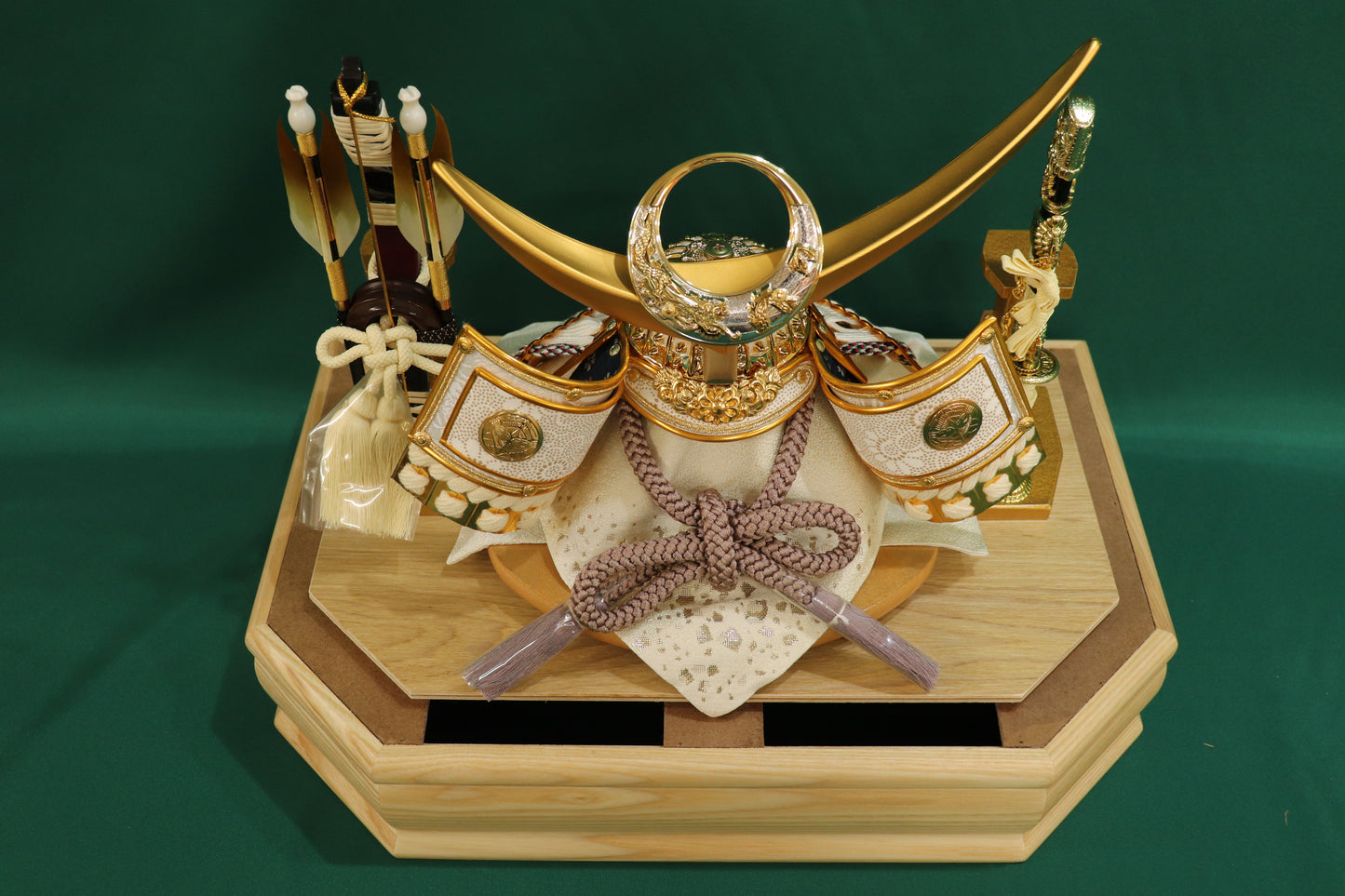 上杉謙信 兜平飾り五月人形ケースセット (37cmx31cmx36cm)