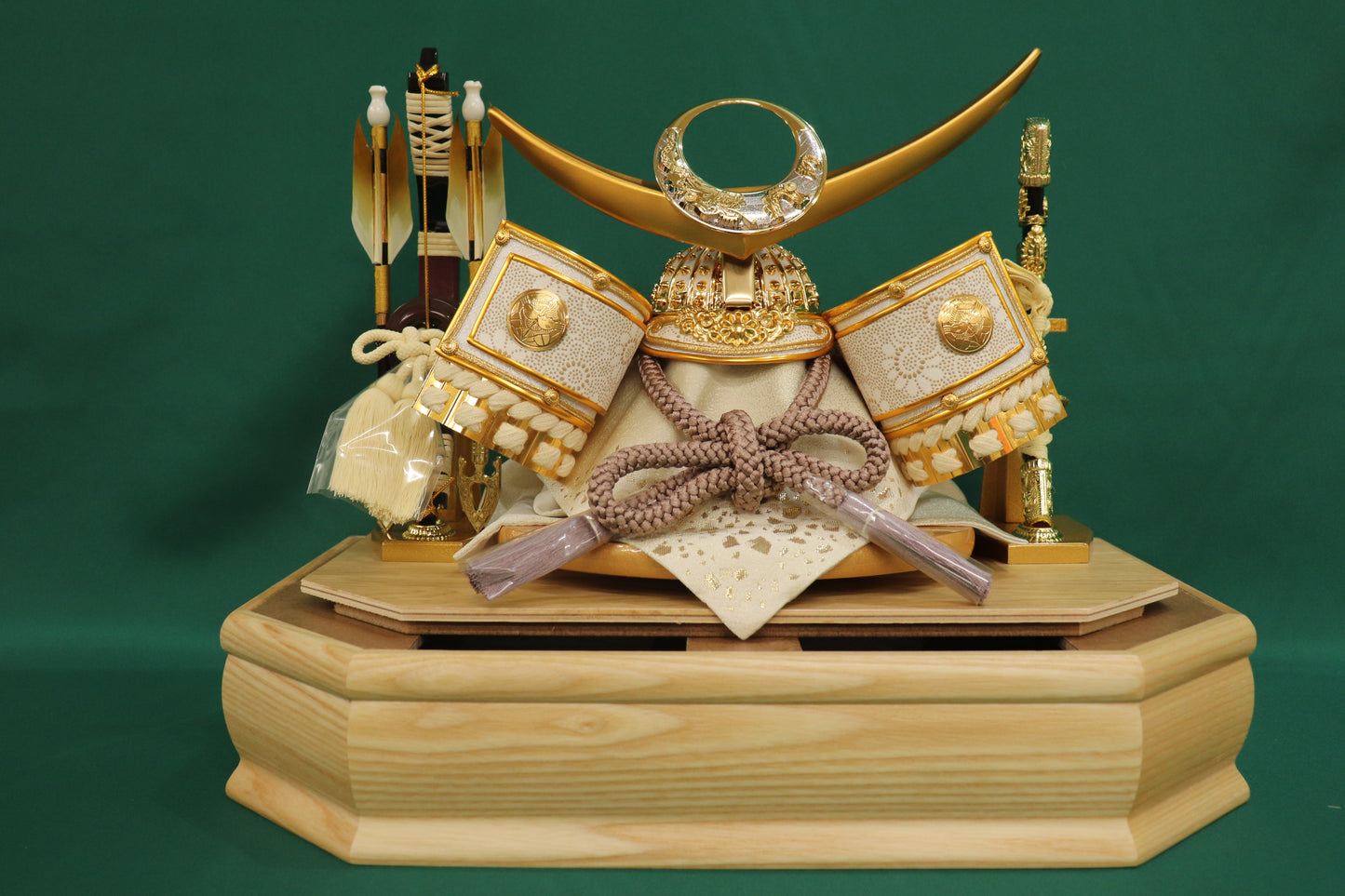 上杉謙信 兜平飾り五月人形ケースセット (37cmx31cmx36cm)