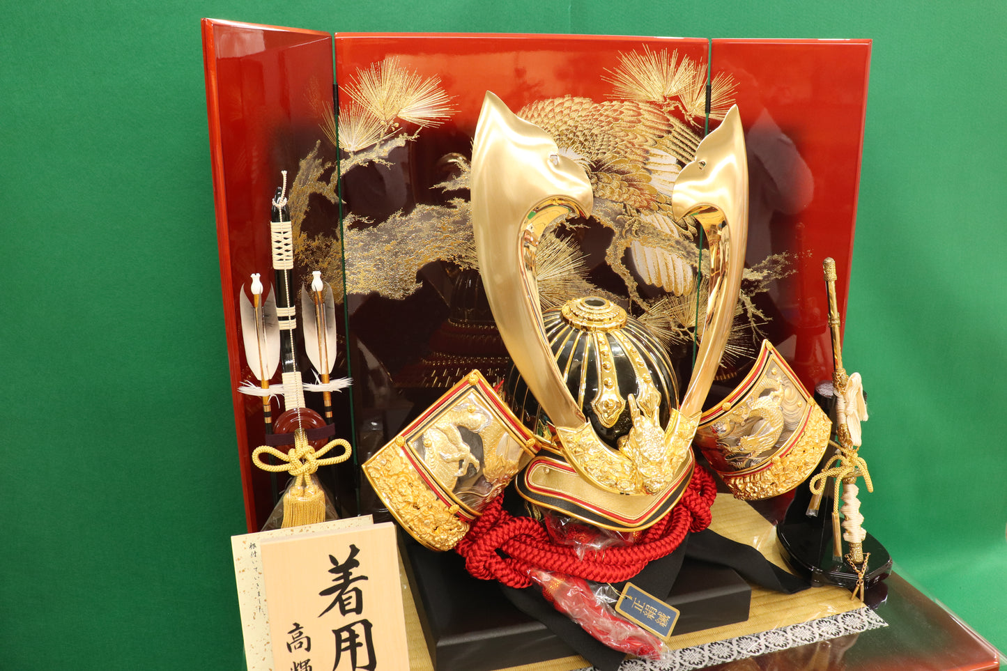 兜平飾り着用五月人形セット (65cmx50cmx88cm)