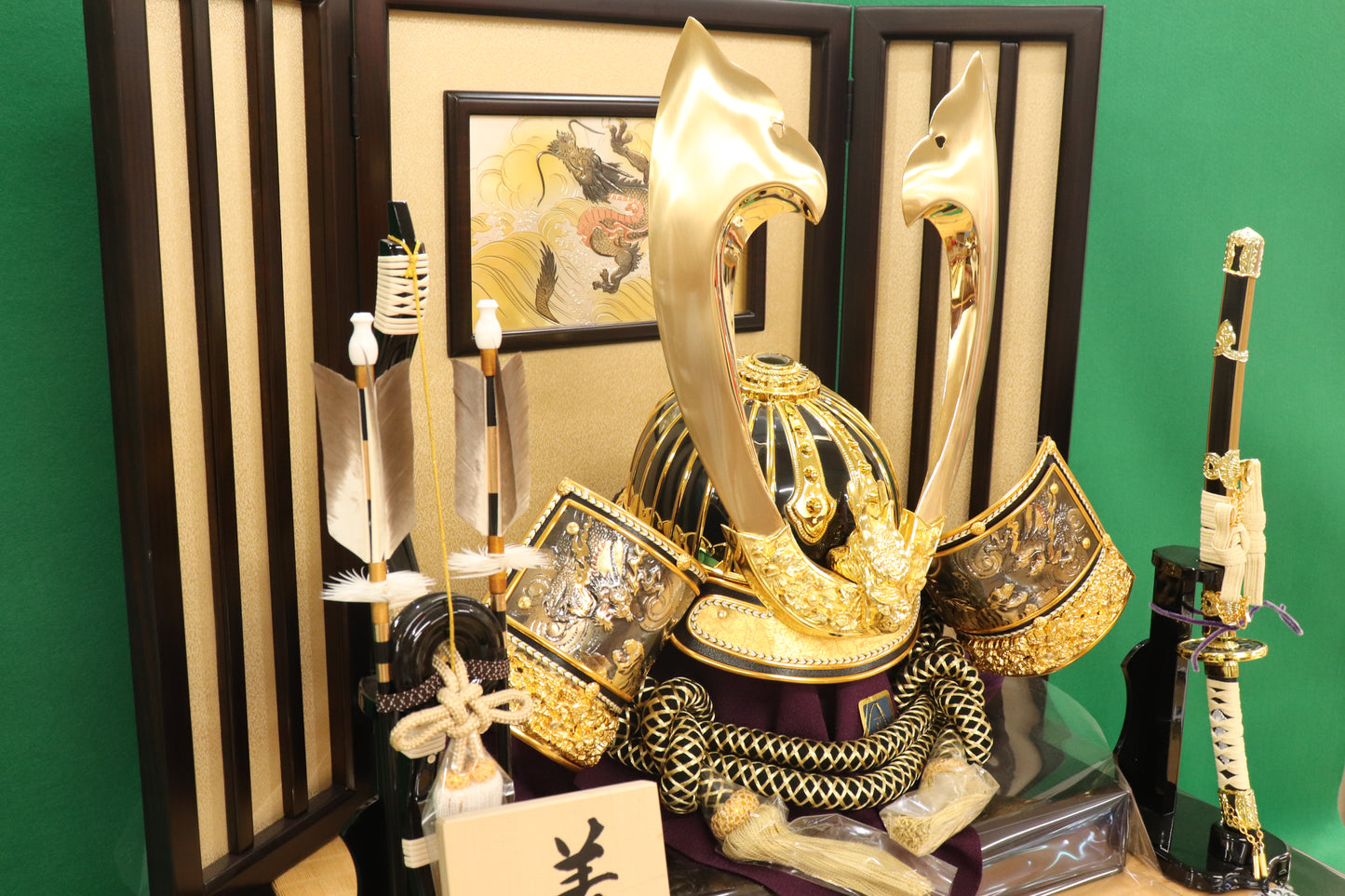 兜平飾り着用五月人形セット (65cmx50cmx88cm)