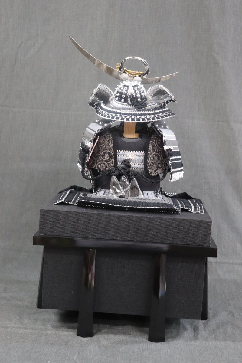 上杉謙信 鎧平飾り五月人形セット (65cmx45cmx77cm)【送料無料】