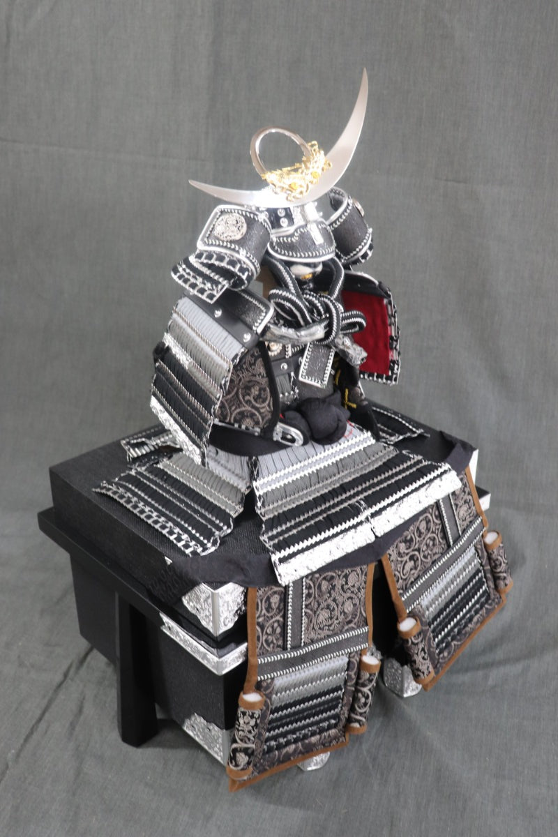 上杉謙信 鎧平飾り五月人形セット (65cmx45cmx77cm)【送料無料】