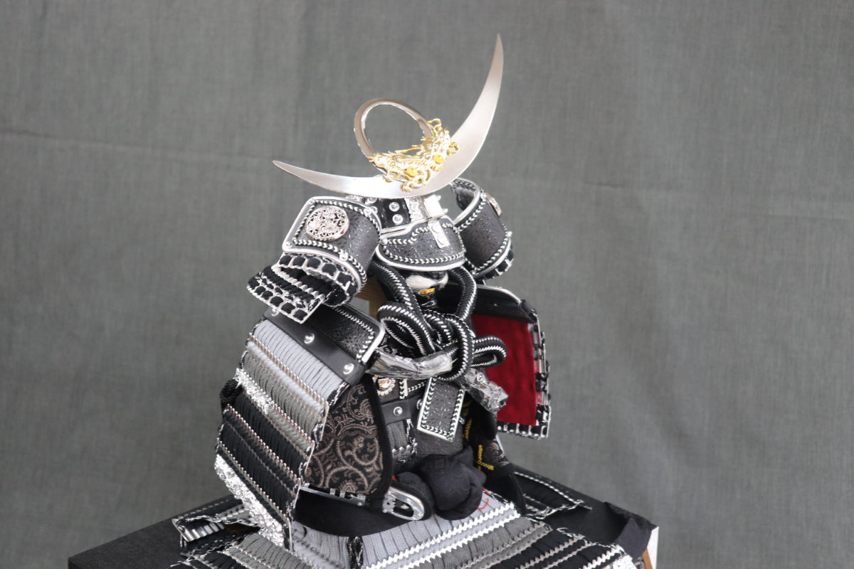 上杉謙信 鎧平飾り五月人形セット (65cmx45cmx77cm)【送料無料】