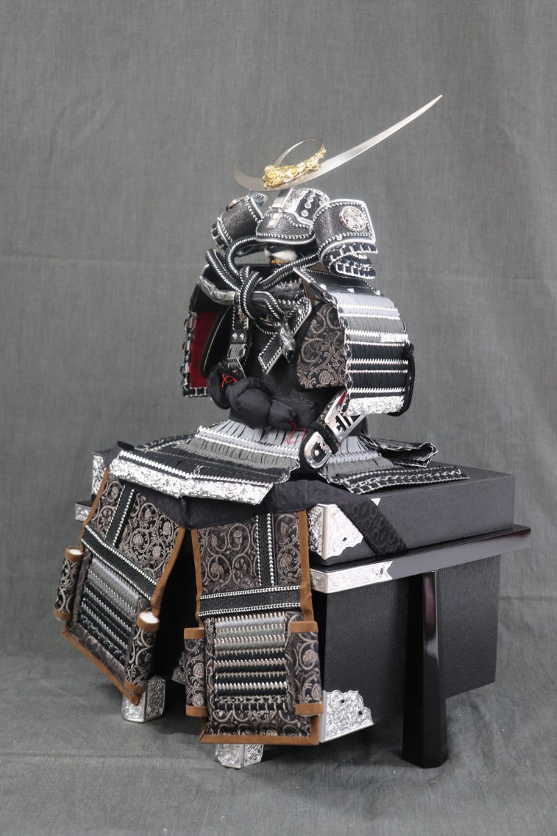 上杉謙信 鎧平飾り五月人形セット (65cmx45cmx77cm)【送料無料】