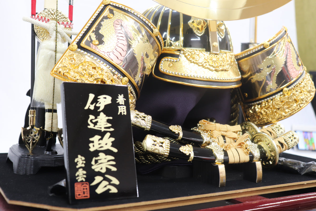 上杉謙信 兜平飾り着用ケース五月人形セット (57cmx35cmx47cm)【送料無料】