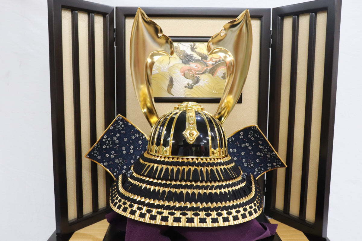 兜平飾り着用五月人形セット (65cmx50cmx88cm)