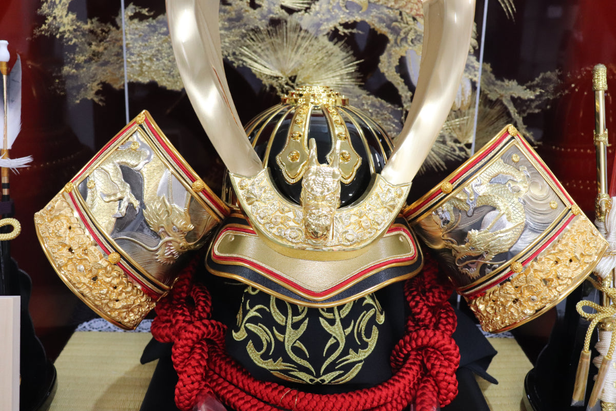 兜平飾り着用五月人形セット (65cmx50cmx88cm)