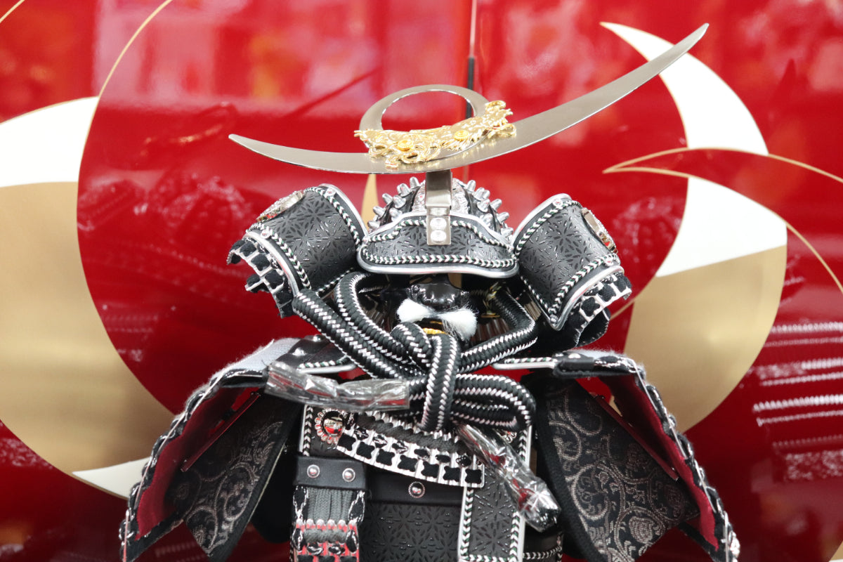 上杉謙信 鎧平飾り五月人形セット (65cmx45cmx77cm)【送料無料】