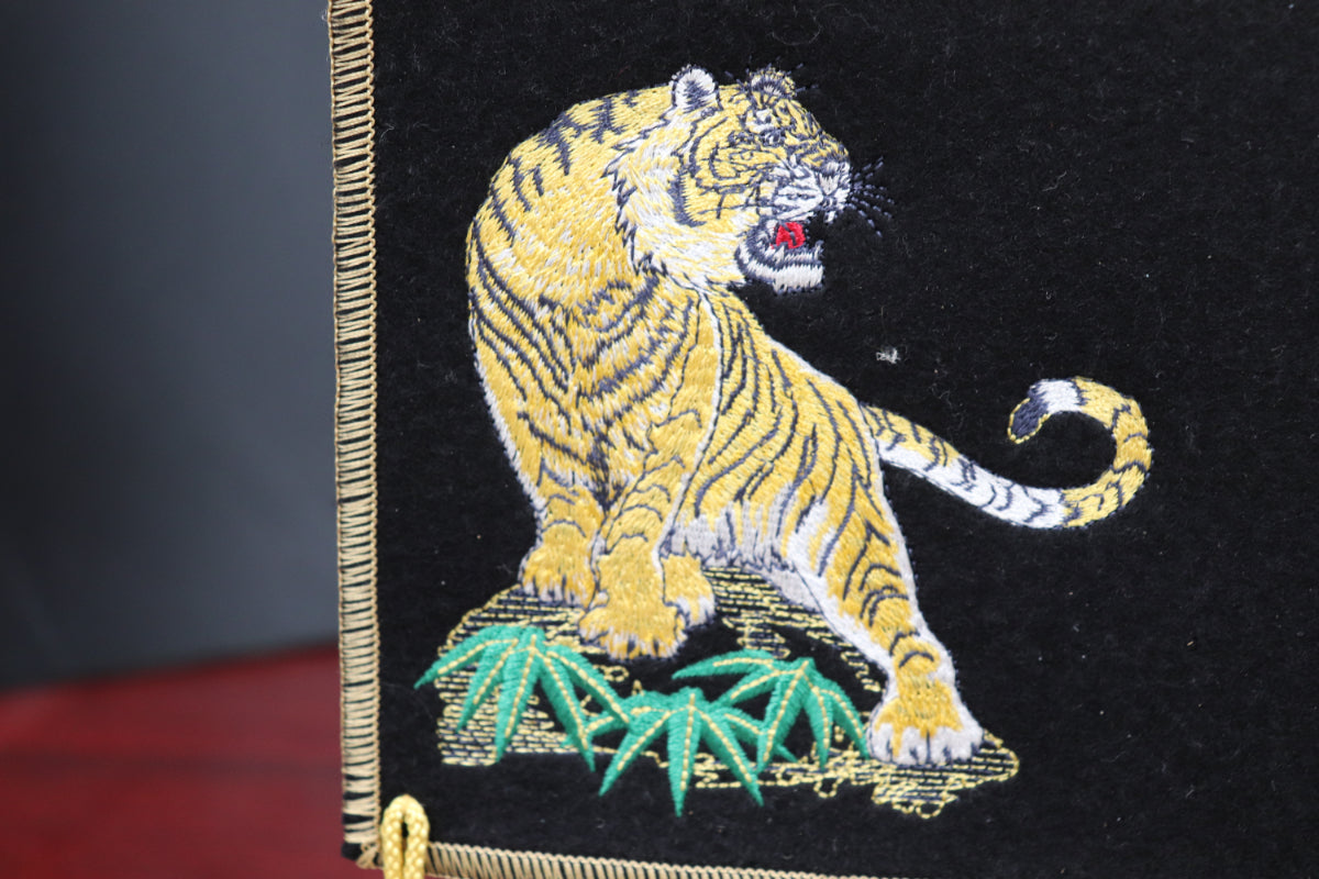 刺繍龍虎黒 中 (22cmx14cmx57cm)