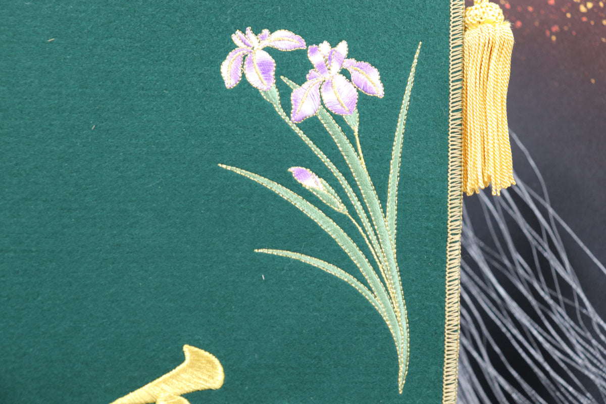 刺繍　兜と菖蒲　大 (22cmx14cmx84cm)