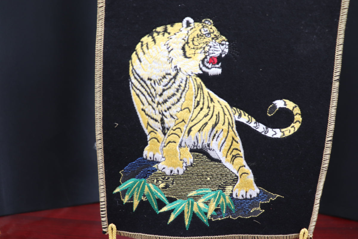 刺繍 兜と菖蒲 大 (22cmx14cmx84cm)