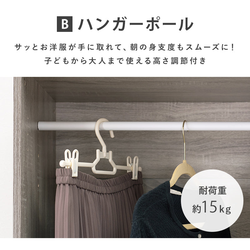 スリムワードローブの高さ調節できるハンガーポールに衣類を掛けた様子。耐荷重約15kg