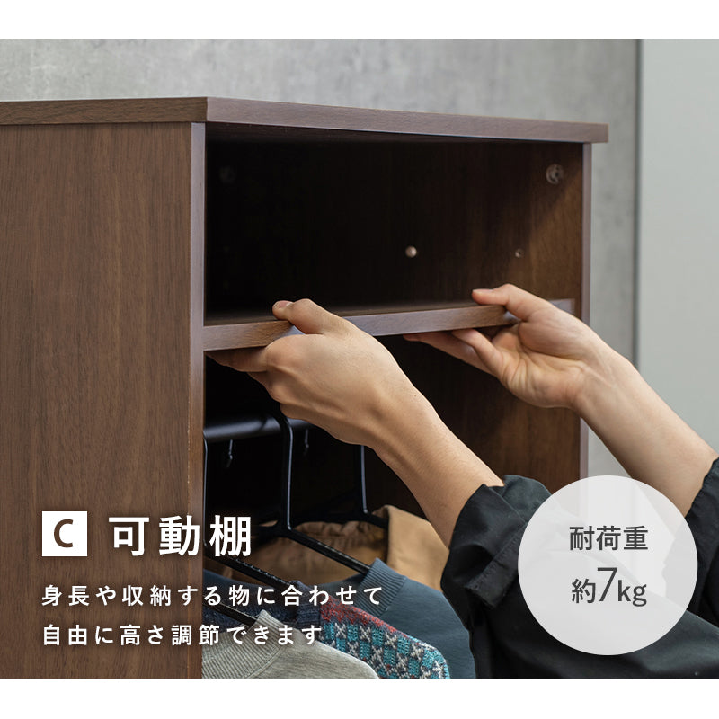 ブラウンのスリムワードローブの可動棚を手で取り付ける様子。高さ調節ができ、耐荷重は約7kg