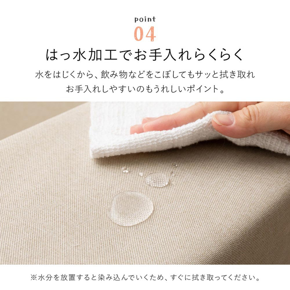 キッズコーナー チョコキッズのはっ水加工生地に付いた水滴を布で拭き取る様子。水分は放置せず、すぐに拭き取ってお手入れ