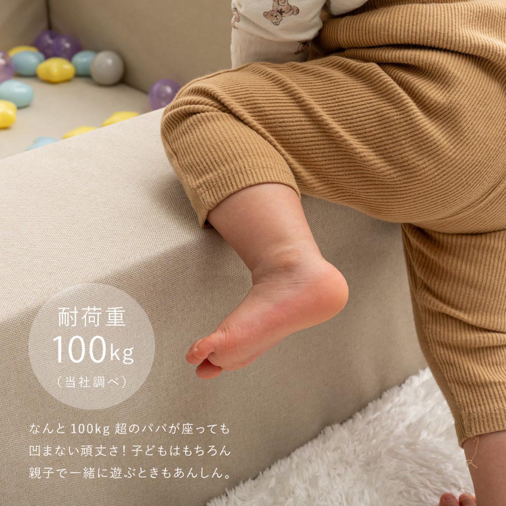 キッズコーナー チョコキッズのブロックに腰掛ける子どもの使用例。耐荷重100kg（メーカー調べ）の表記