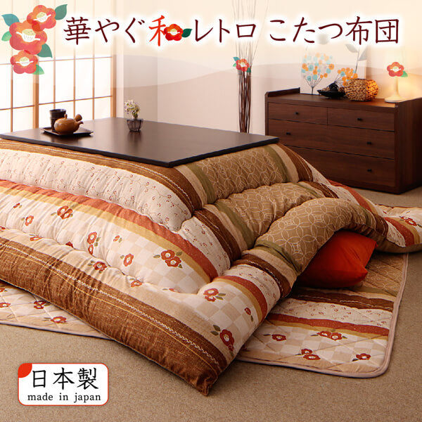 和室に敷いたブラウン系の花柄こたつ掛け・敷き布団。日本製の和レトロデザインの使用イメージ