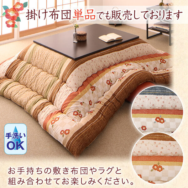 亜麻色のつばき柄こたつ掛け布団単品の使用イメージと、青藍・亜麻の生地比較。手洗い可能で、お手持ちの敷き布団やラグと組み合わせて使用