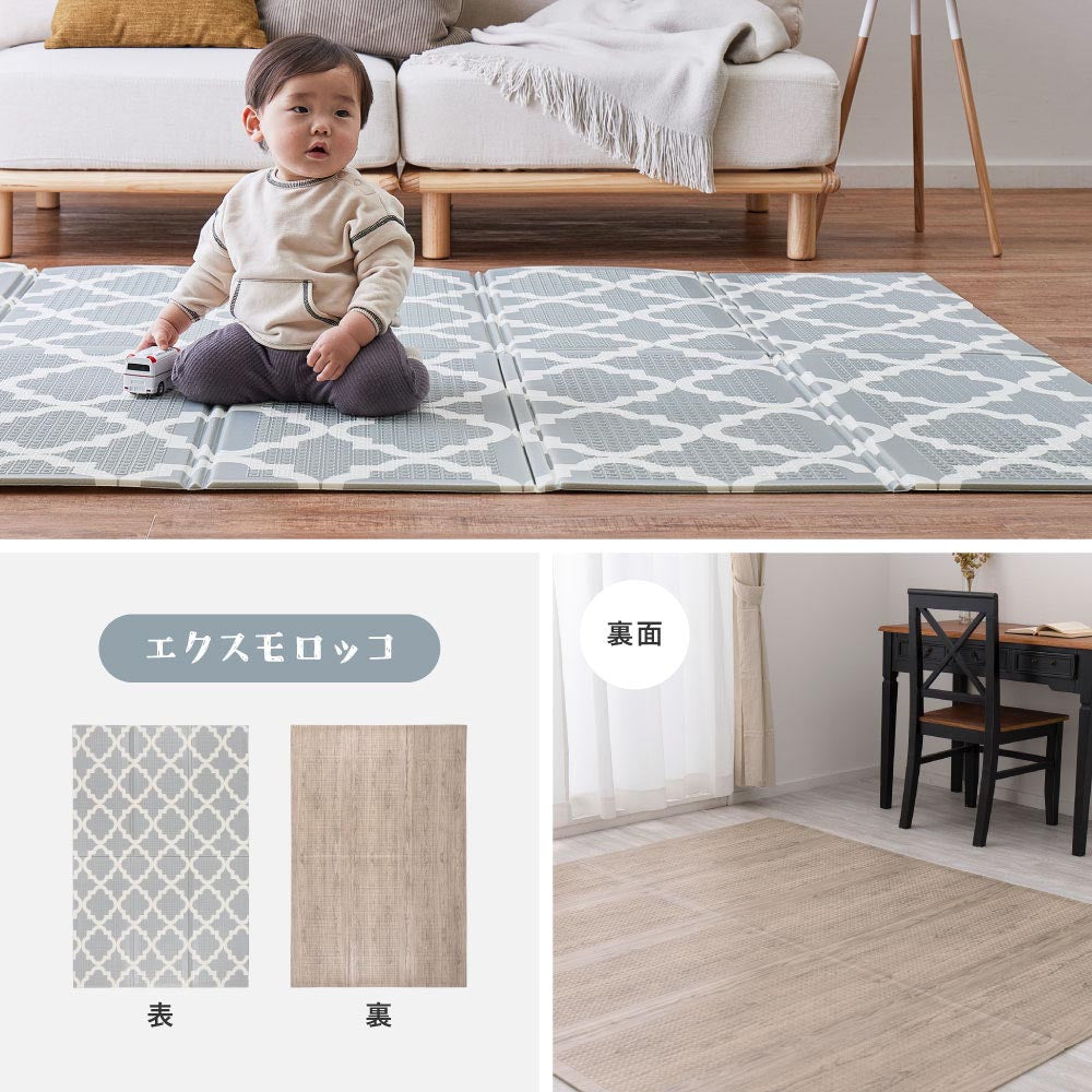 エクスモロッコのモロッカン柄の上に座る赤ちゃんと、裏面の木目調を部屋に敷いた使用イメージ