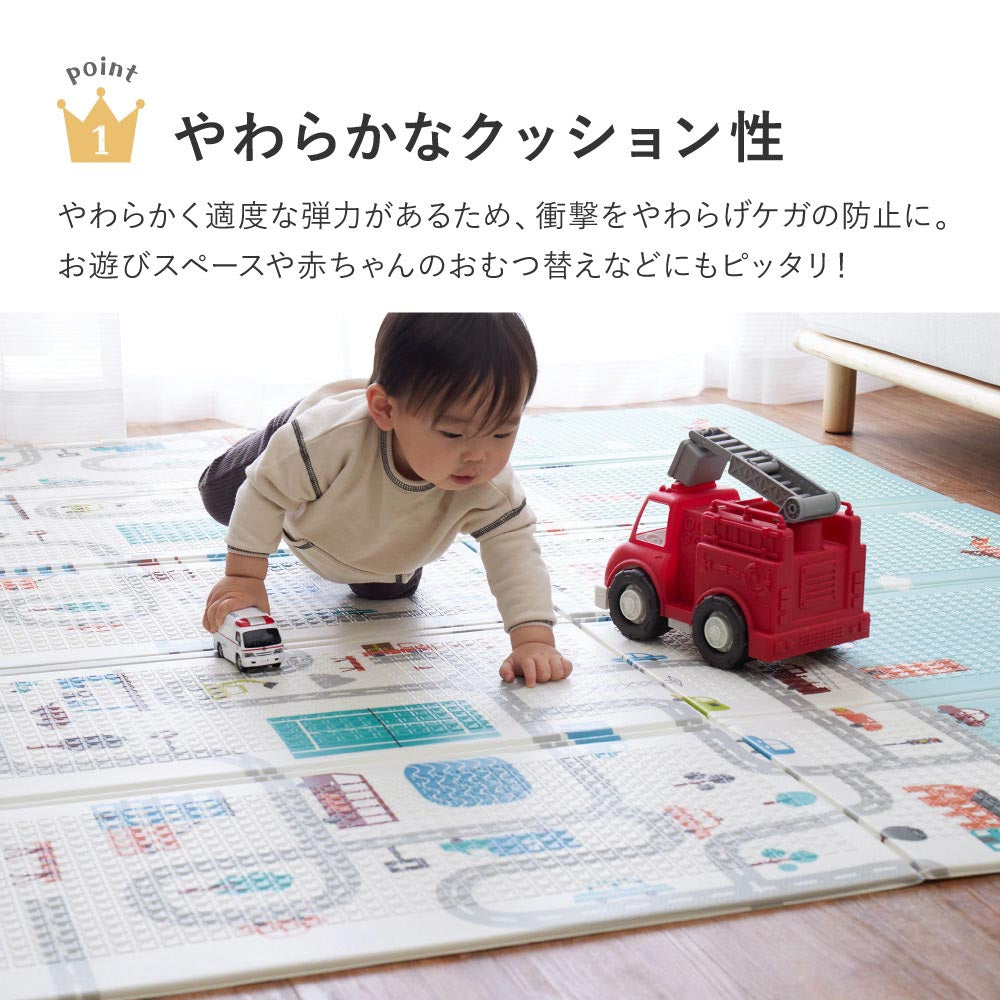 道路・街並み柄のプレイマットの上をはいはいする赤ちゃんと、やわらかなクッション性の紹介
