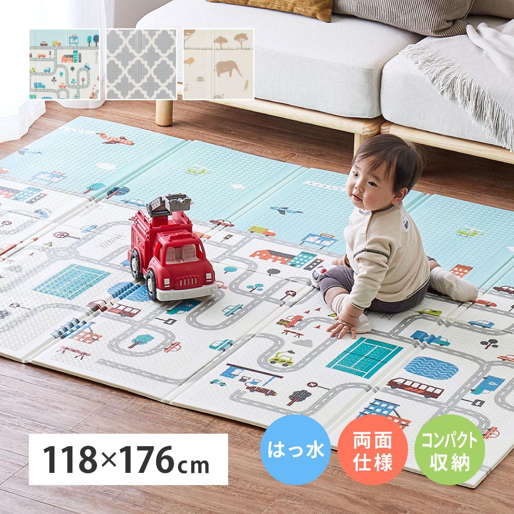リビングに敷いた道路・街並み柄のクッションプレイマット118×176cmの上で、赤ちゃんが消防車のおもちゃと遊ぶ様子