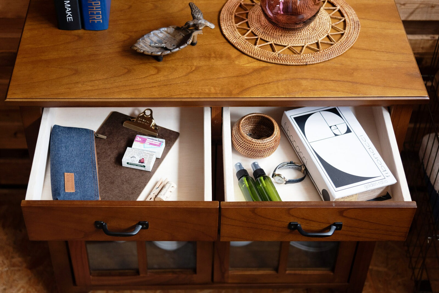 キャビネット 天然木 アンティーク スリム 省スペース 収納 扉付き 棚付き ガラス扉