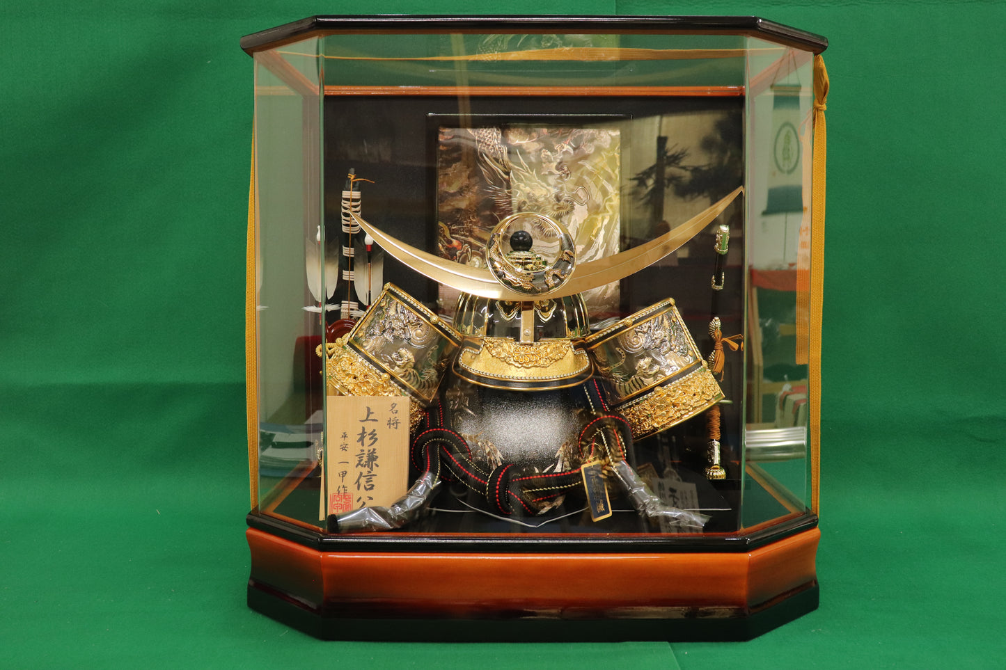 上杉謙信　兜着用ケース五月人形セット (56cm×39cm×55cm)