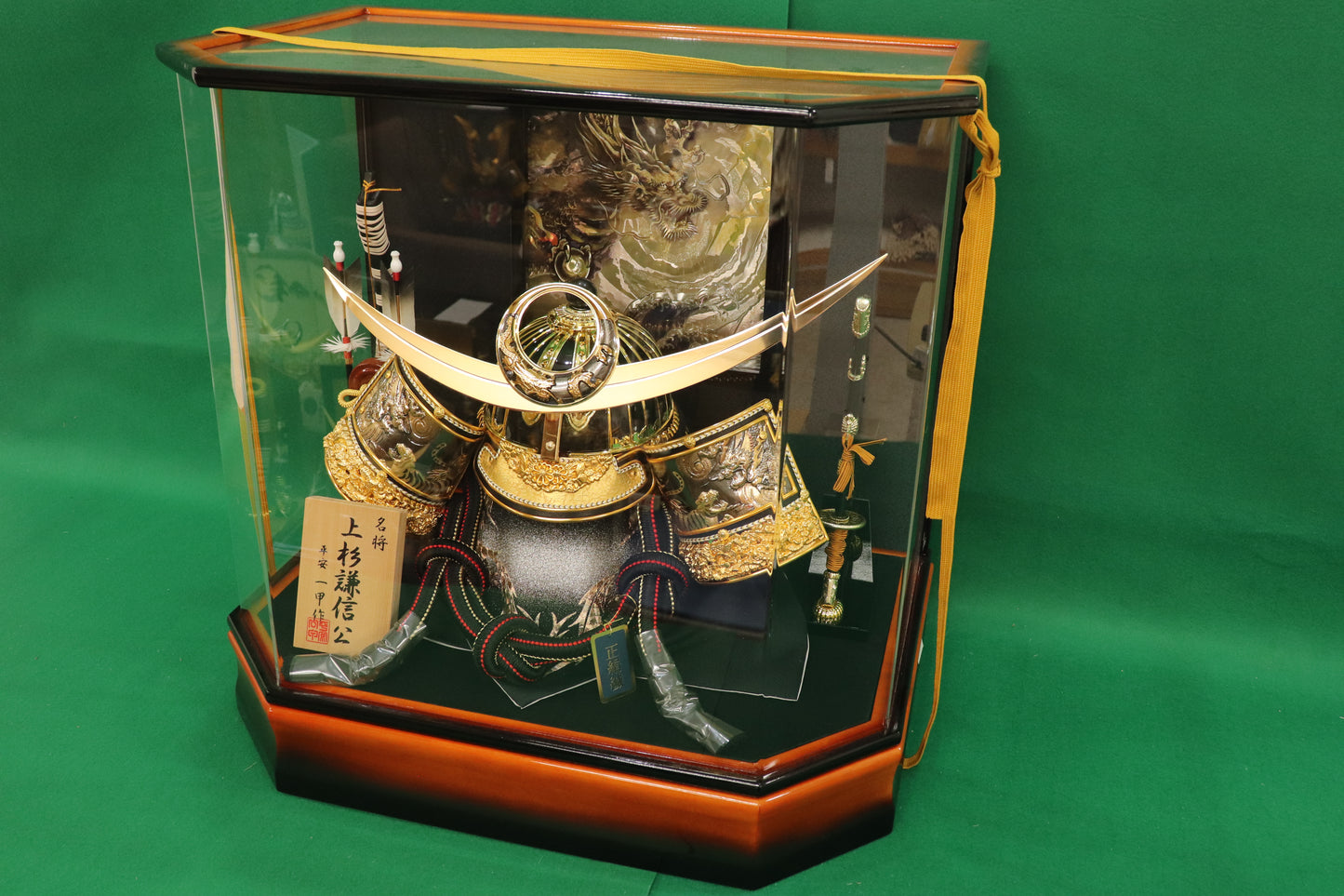 上杉謙信　兜着用ケース五月人形セット (56cm×39cm×55cm)