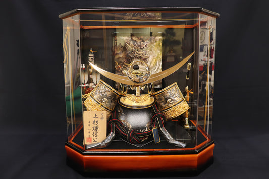 上杉謙信 兜平飾り着用ケース五月人形セット (57cmx35cmx47cm)【送料無料】