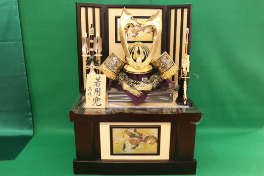 兜平飾り着用五月人形セット (65cmx50cmx88cm)