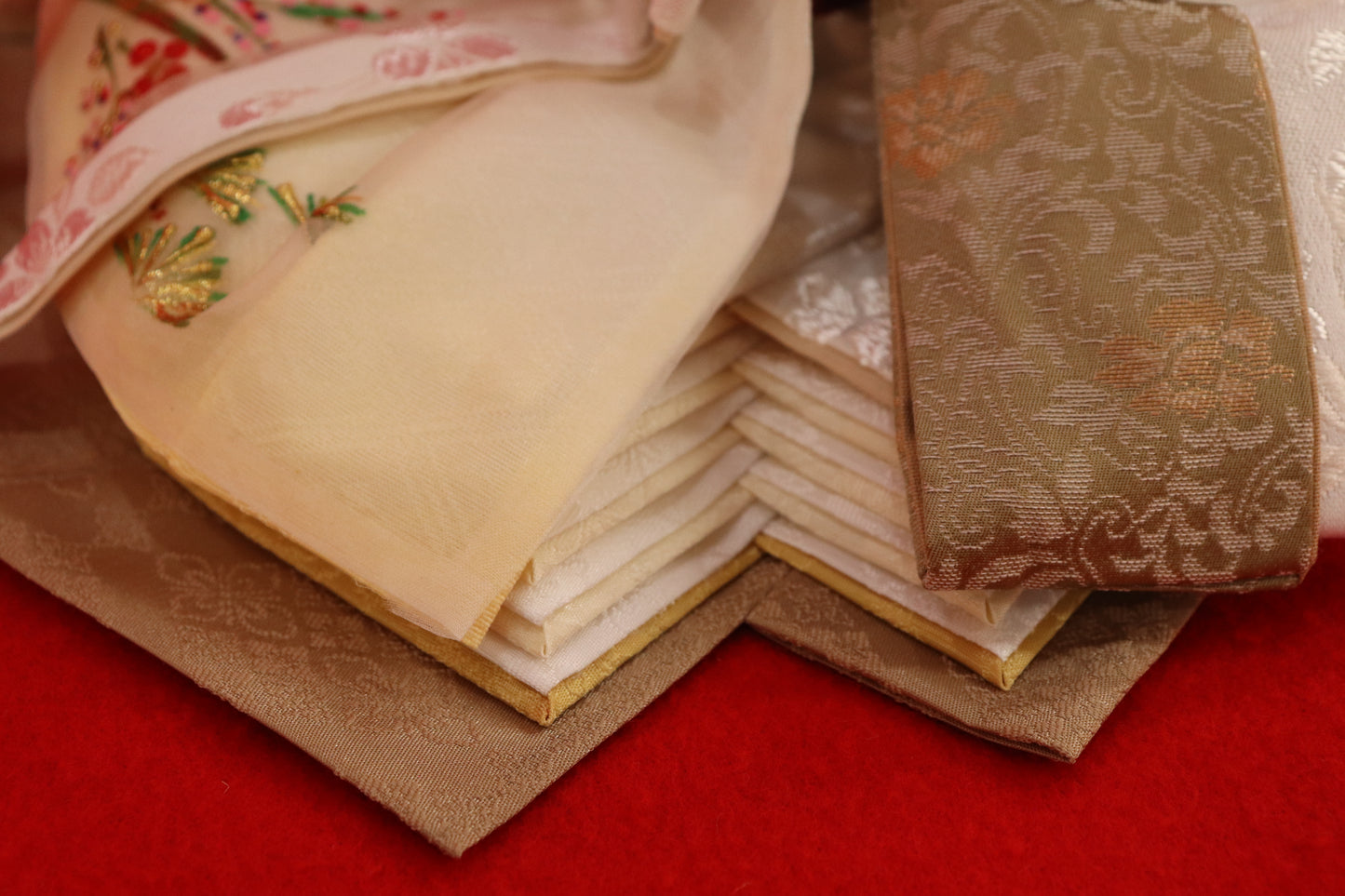 親王飾り雛人形セット （55㎝ ×32㎝×27㎝）