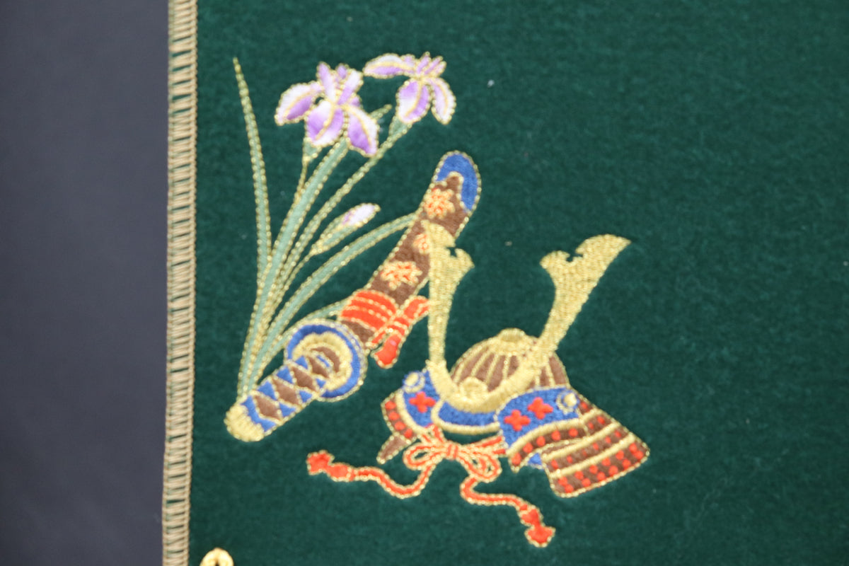刺繍　兜と菖蒲　中 (22cmx14cmx57cm)