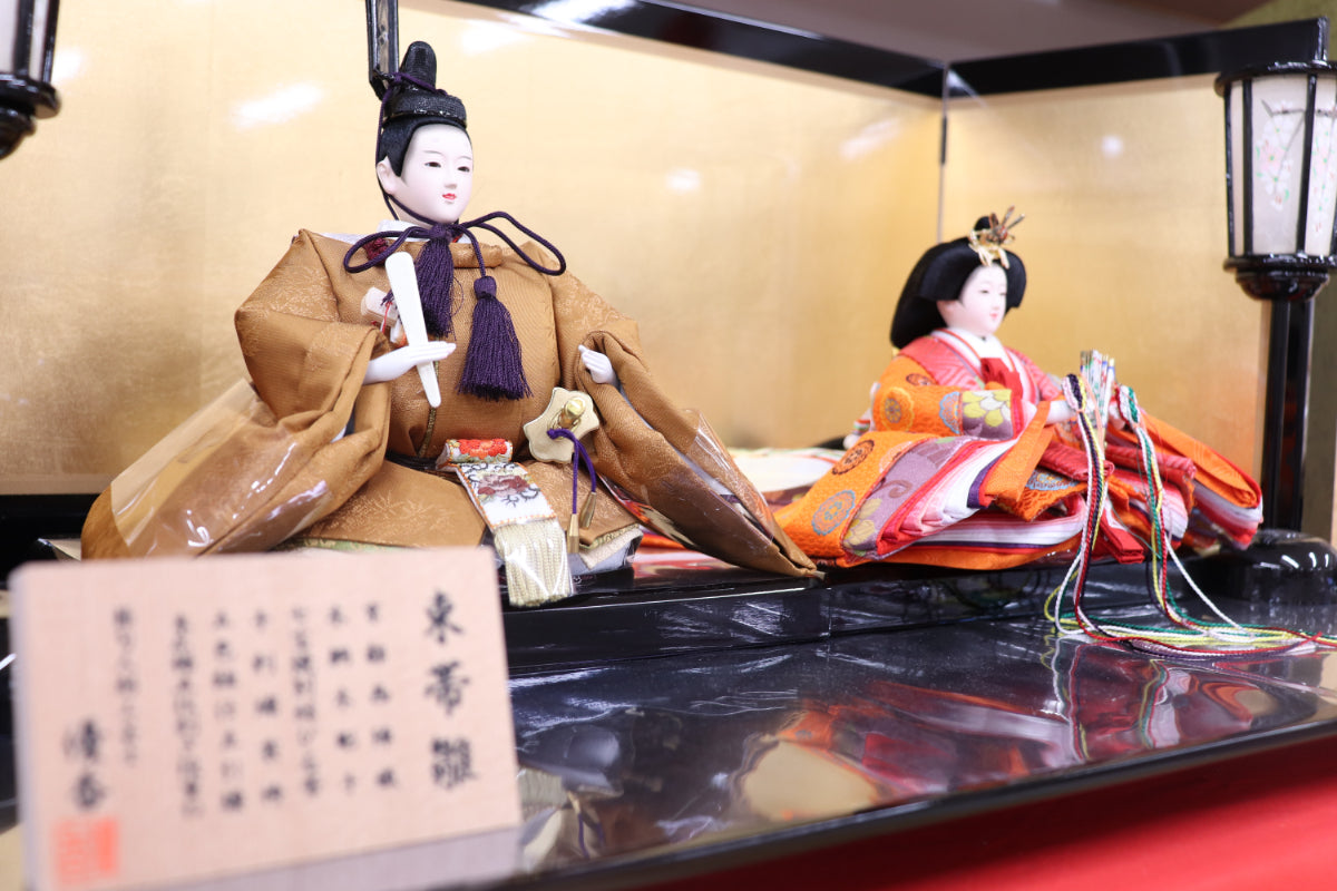 親王飾り雛人形(70cmx36cmx31cm)